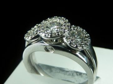 18K TRIPLE DIAMOND RING