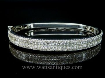 18K WHITE GOLD DIAMOND BANGLE