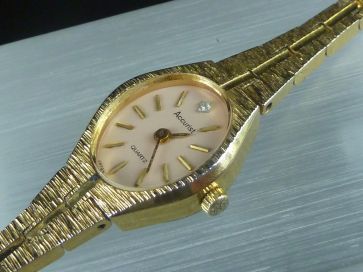 ACCURIST GOLD TONE LADIES WATCH
