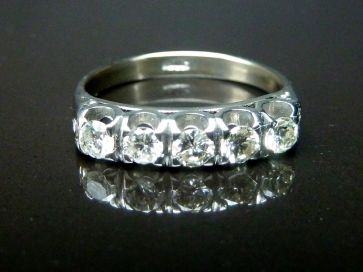 18K 5 STONE DIAMOND RING