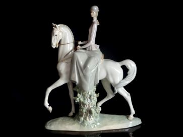 LARGE LADRO LADY ON HORSE