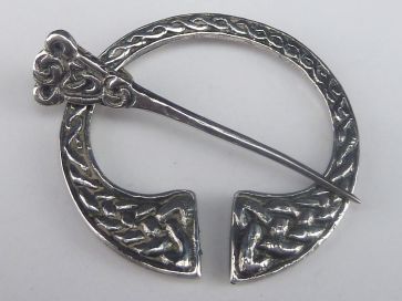 SILVER PENNANULAR BROOCH 1965