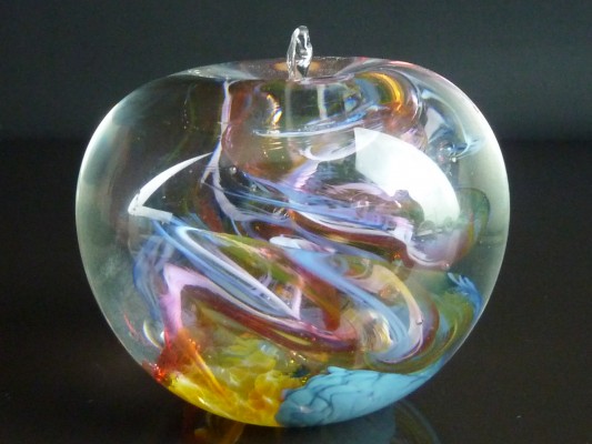 Watt's Antiques :: SELKIRK GLASS APPLE PAPERWEIGHT ::