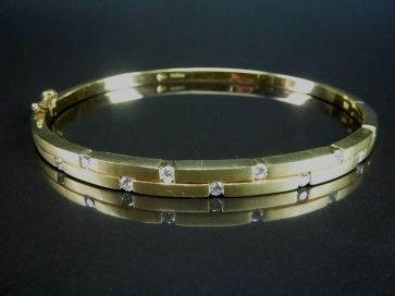 18K GOLD DIAMOND BANGLE