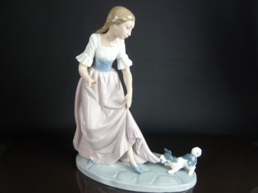 LARGE NAO GIRL WITH DOG PULLING DRESS