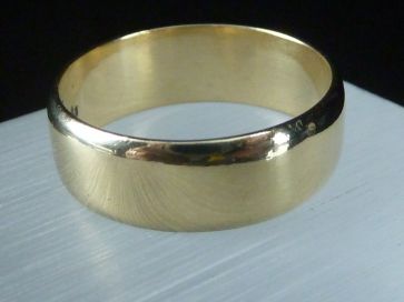 18CT GOLD BAND RING
