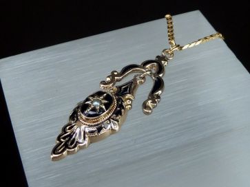 PEARL GOLD & ENAMEL NECKLACE