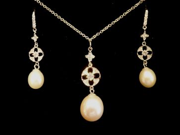 NEW SILVER PEARL NECKLACE & EARRINGS
