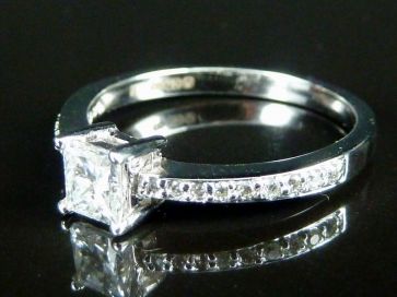 18ct PRINCESS & PAVE' RING ***NEW***