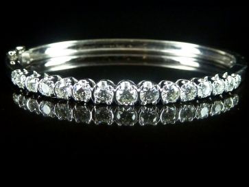 18K WHITE GOLD DIAMOND BANGLE