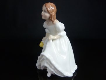 LYNSEY HN 3043 GIRL HOLDING DOLL