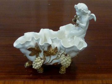MOORES CHERUB & BERRIES VASE