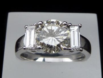 18K 3 STONE DIAMOND RING