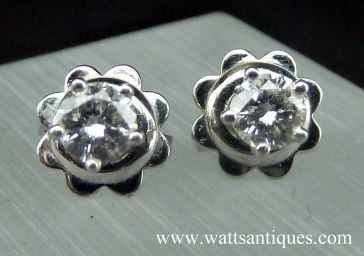 18K W.G. DIAMOND STUD EARRINGS