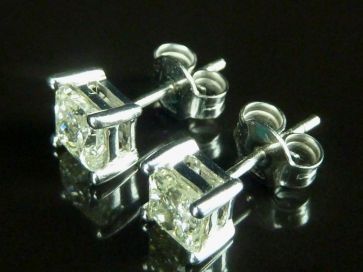 18K WHITE GOLD DIAMOND STUD EARRINGS