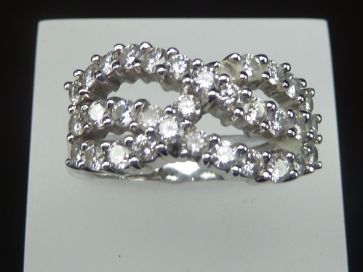 18ct WHITE GOLD DIAMOND RING
